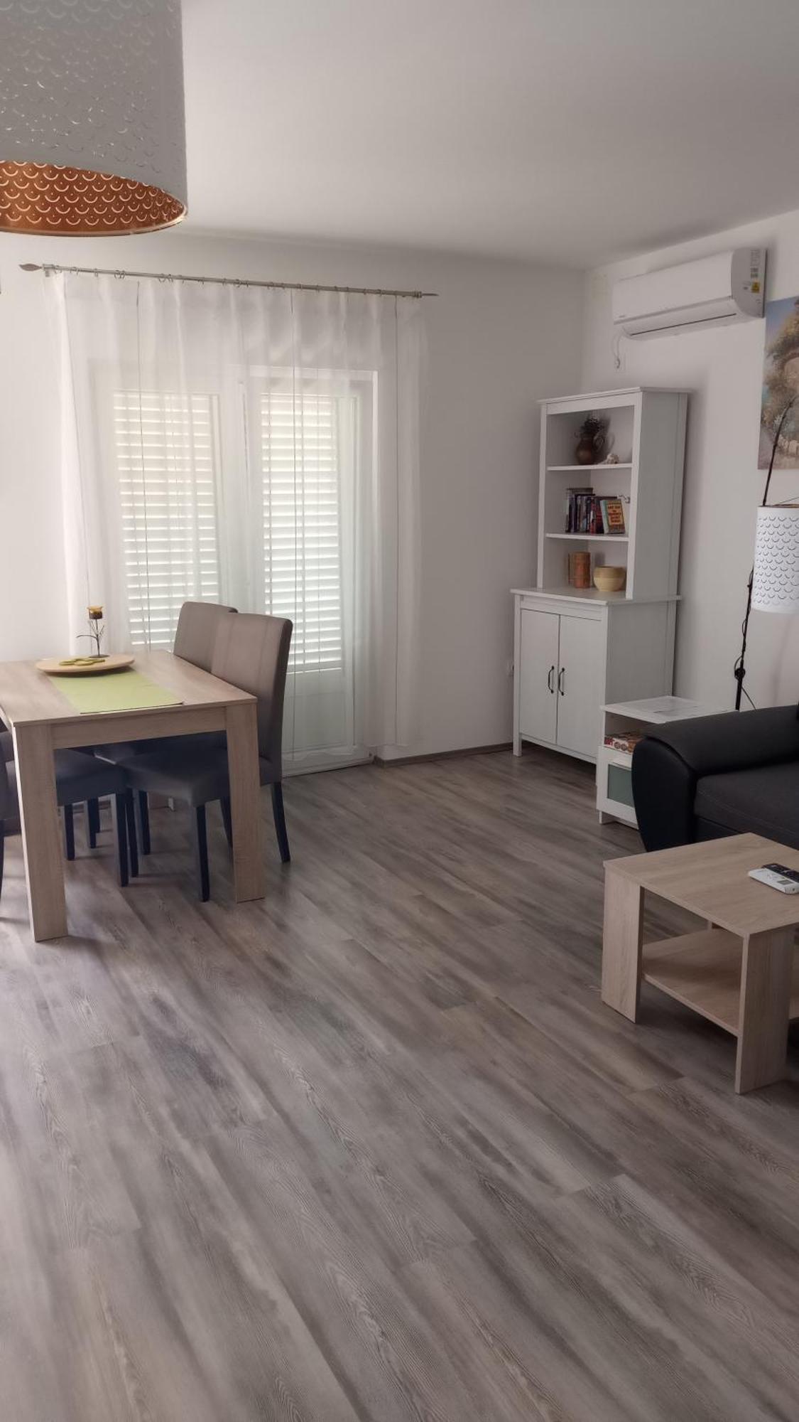 Mendula Apartment Pakostane Bilik gambar